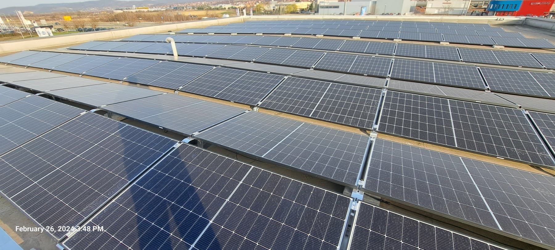 Solarni paneli postavljeni na ravnom krovu poslovnog objekta