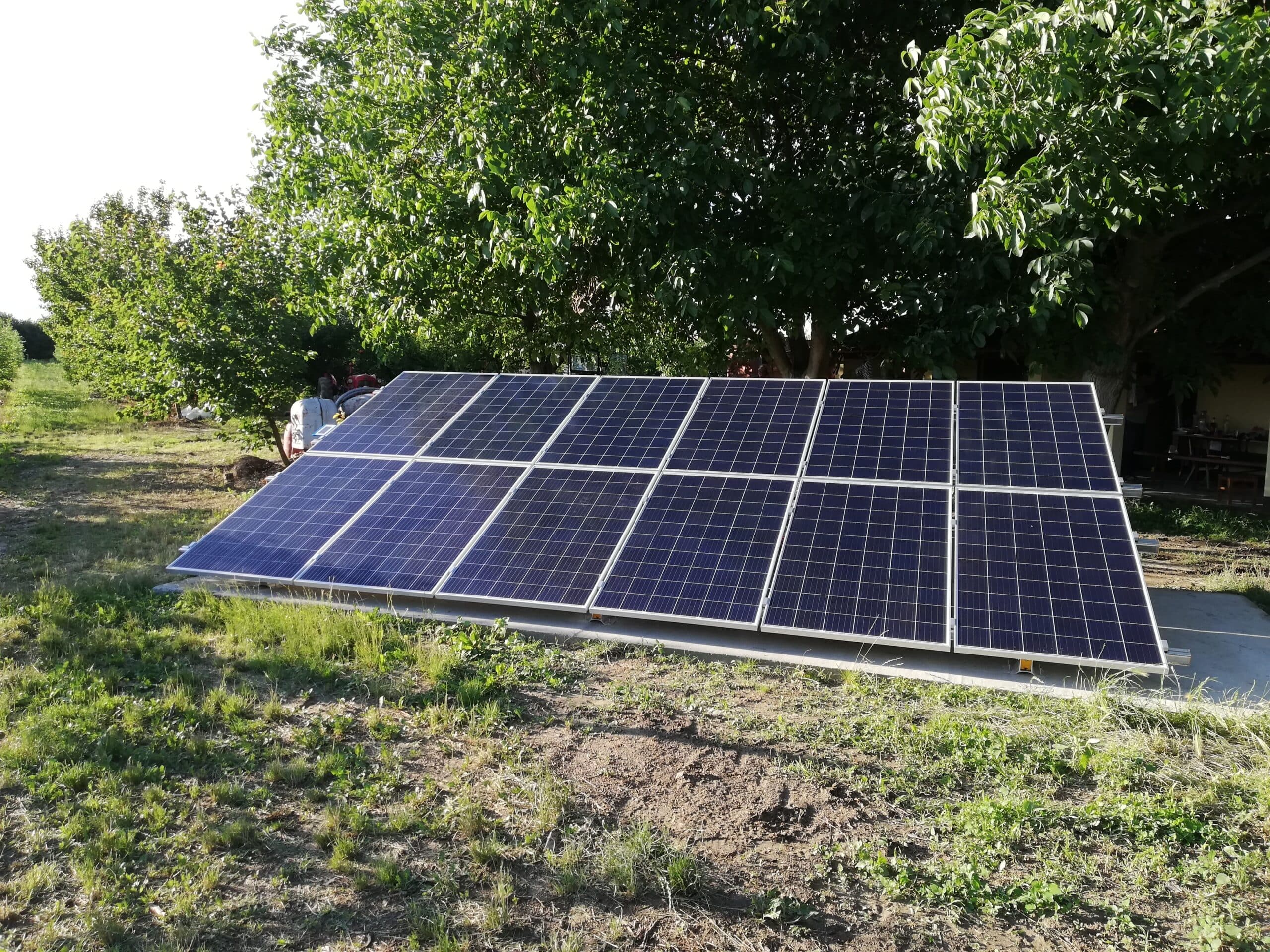 Oprema za solarno navodnjavanje na njivi