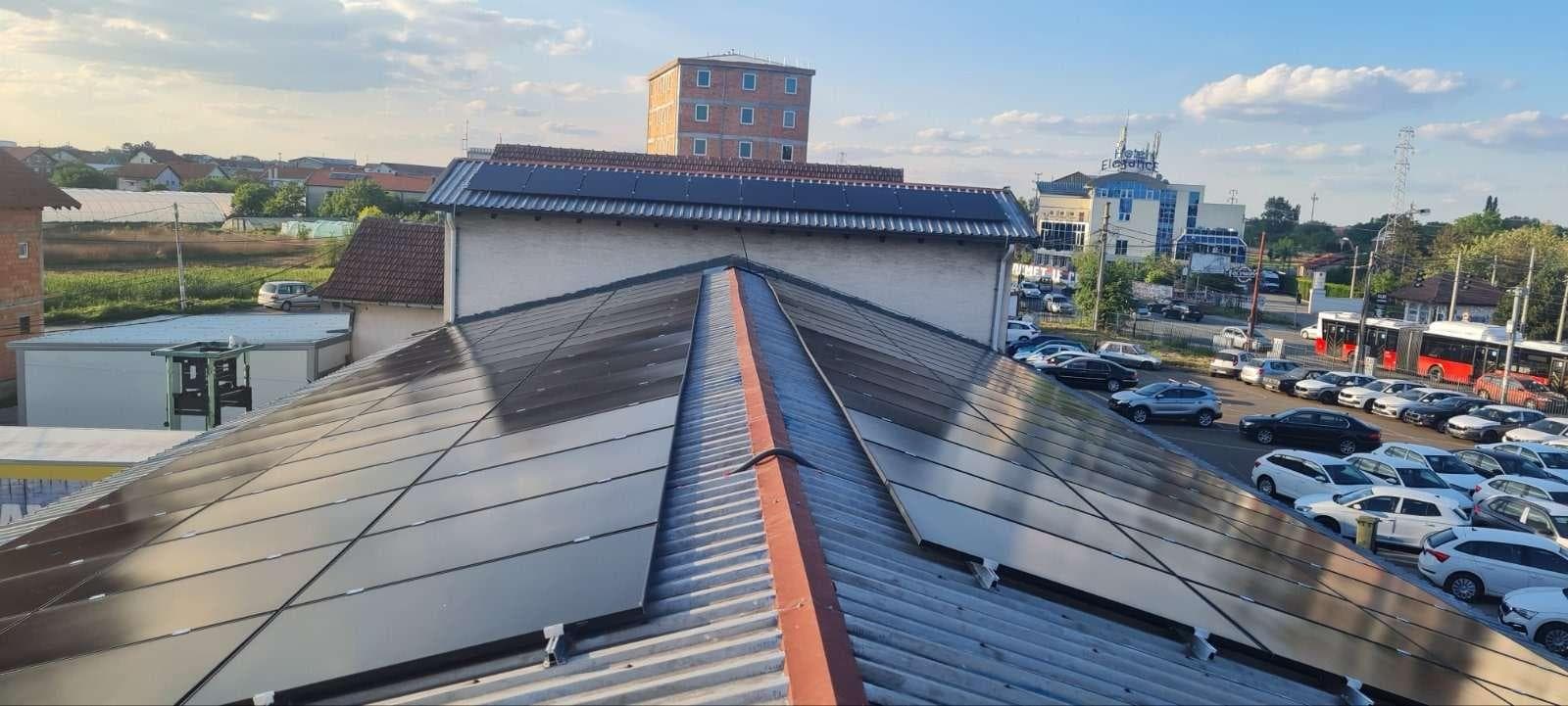 Solarni paneli postavljeni na krovu poslovnog objekta
