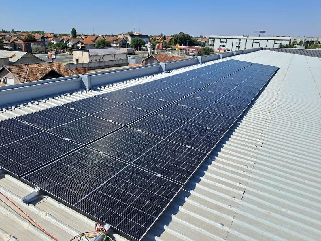 Solarni paneli na krovu poslovnog objekta